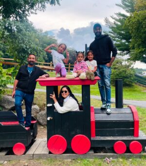 Harshdeep Kaur Instagram - Some masti in the mountains with friends and family 🫶🏼 Cheers to good times!!

#loonmountain #gondola #america #vacation #friends