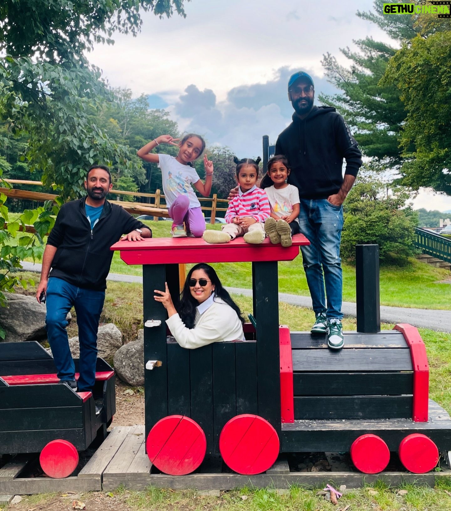 Harshdeep Kaur - 6.7K Likes - Some masti in the mountains with friends and family 🫶🏼 Cheers to good times!!
#loonmountain #gondola #america #vacation #friends