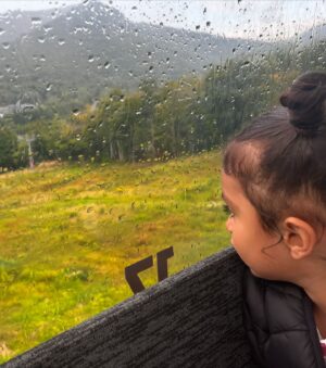 Harshdeep Kaur Instagram - Some masti in the mountains with friends and family 🫶🏼 Cheers to good times!!

#loonmountain #gondola #america #vacation #friends