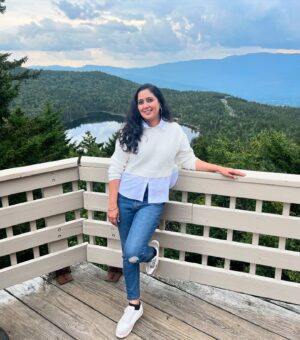 Harshdeep Kaur Instagram - Some masti in the mountains with friends and family 🫶🏼 Cheers to good times!!

#loonmountain #gondola #america #vacation #friends