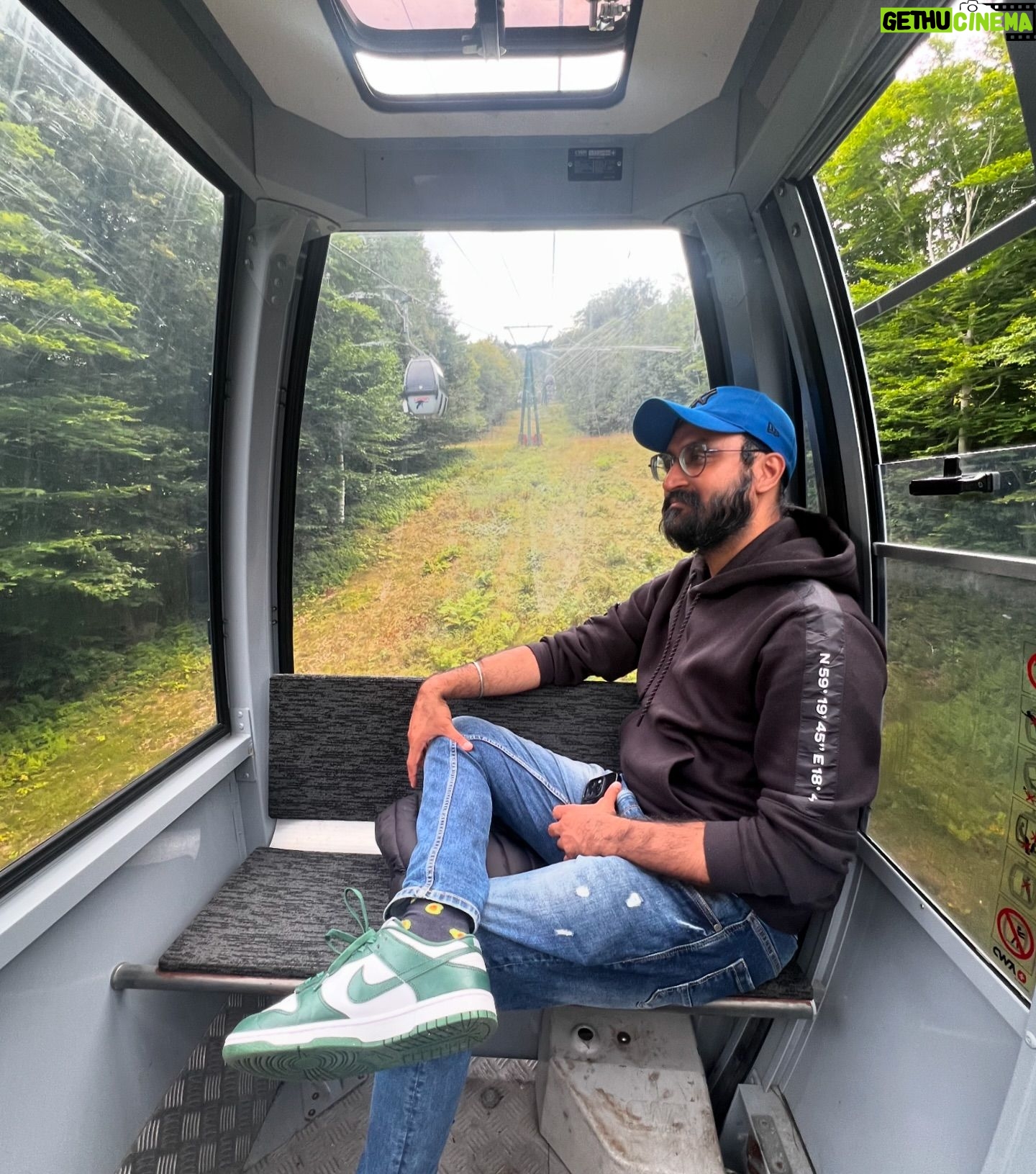 Harshdeep Kaur - 6.7K Likes - Some masti in the mountains with friends and family 🫶🏼 Cheers to good times!!
#loonmountain #gondola #america #vacation #friends