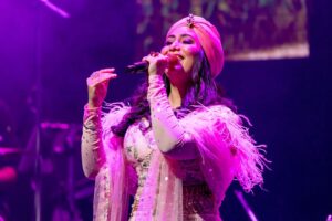 Harshdeep Kaur Instagram - I wish I could say “Thank you” to each one you who was present there! You all Sang, Danced and your Smiling faces gave me so much Energy!! 
Beyond Blessed 😇
Ps.The last Photo depicts my true feelings right now

#harshdeepkaur #harshdeepkaurlive #UKTour #LiveinLondon #grateful #liveinconcert