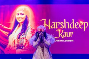 Harshdeep Kaur Instagram - I wish I could say “Thank you” to each one you who was present there! You all Sang, Danced and your Smiling faces gave me so much Energy!! 
Beyond Blessed 😇
Ps.The last Photo depicts my true feelings right now

#harshdeepkaur #harshdeepkaurlive #UKTour #LiveinLondon #grateful #liveinconcert