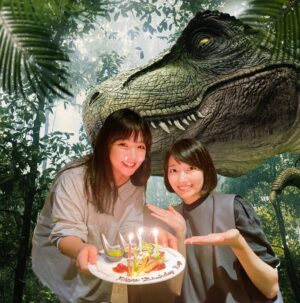 Haru Instagram - のんてぃーこと野呂佳代さんのお誕生日
素敵なお姉様たちと美味しくて楽しい時間でした
みなさま本当仲良くしてくださってありがとう。

お店にご迷惑がいかないよう、
のんてぃーが恐竜に加工してくれました！