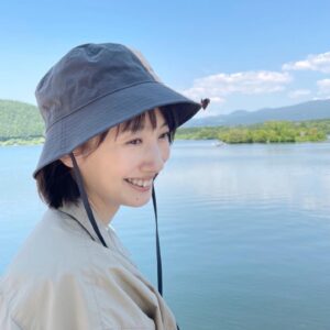 Haru Instagram - あっ。
と言う間にまた月曜日。
今日放送のナイトドクター第8話ではキャンプにお出かけしております。

虫に好かれるようで、蝶やら蜘蛛やら気付いたらまとわりついています。