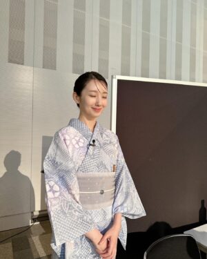 Haru Instagram - 🍸
霧島酒造　KIRISHIMA No.8の新CM発表会があり、
この夏初めての浴衣を着て登壇させていただきました。

暑い季節、炭酸で割ったKIRISHIMA No.8のフルーティーな香りを楽しんでいただけたらと思います。

新しいCMもぜひ見つけてくださいね。
わたしも絞りの浴衣が欲しくなりました✨