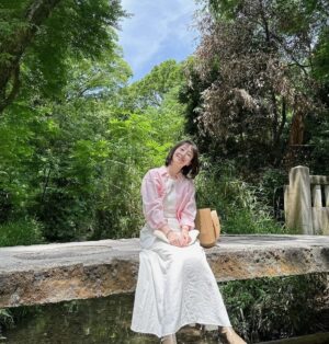 Haru Instagram - みなさんよくご存知のようで、、
こちらは広い下鴨神社のなかにある小さな川なのですが、
あさが来たのポスター撮影をした場所でした✨

9年前の私もおんなじ笑い方していますね。
綺麗で重たい着物を着て走り回っていて、
変わってないのだけどあの頃の自分の強さと、
今の自分のそれはちょっと違うものになった気もします。

頑張って作ったリールも
たくさん見てもらえたみたいで嬉しいです🍀