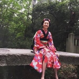 Haru Instagram - みなさんよくご存知のようで、、
こちらは広い下鴨神社のなかにある小さな川なのですが、
あさが来たのポスター撮影をした場所でした✨

9年前の私もおんなじ笑い方していますね。
綺麗で重たい着物を着て走り回っていて、
変わってないのだけどあの頃の自分の強さと、
今の自分のそれはちょっと違うものになった気もします。

頑張って作ったリールも
たくさん見てもらえたみたいで嬉しいです🍀