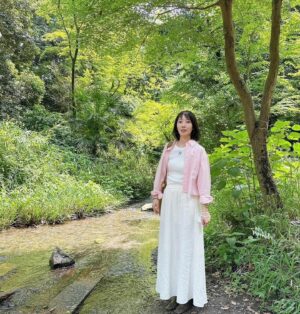 Haru Instagram - みなさんよくご存知のようで、、
こちらは広い下鴨神社のなかにある小さな川なのですが、
あさが来たのポスター撮影をした場所でした✨

9年前の私もおんなじ笑い方していますね。
綺麗で重たい着物を着て走り回っていて、
変わってないのだけどあの頃の自分の強さと、
今の自分のそれはちょっと違うものになった気もします。

頑張って作ったリールも
たくさん見てもらえたみたいで嬉しいです🍀