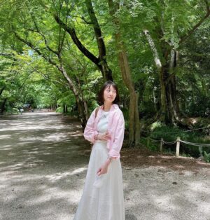 Haru Instagram - みなさんよくご存知のようで、、
こちらは広い下鴨神社のなかにある小さな川なのですが、
あさが来たのポスター撮影をした場所でした✨

9年前の私もおんなじ笑い方していますね。
綺麗で重たい着物を着て走り回っていて、
変わってないのだけどあの頃の自分の強さと、
今の自分のそれはちょっと違うものになった気もします。

頑張って作ったリールも
たくさん見てもらえたみたいで嬉しいです🍀