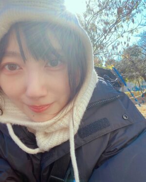 Haru Instagram - あけましておめでとうございます。

家族と年越し、
初詣して散歩するというなんて事ない元旦を過ごしました。
おしゃべりが上手になった甥っ子にたくさん笑わせてもらってしあわせでした。

よく寝て、よく食べて、
みなさん良い年始をお過ごしくださいね。

うちは家でお餅をつくので、
お雑煮が美味しいんです。
ちょっとした自慢でございました。