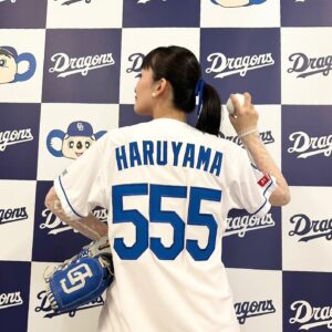 Haruko Nagaya Instagram - どらほー🐨💙🎋

高橋選手と梅津選手に投球練習をお手伝いしていただいたり
セレモニアルピッチではノーバンでピッチングできたり
母校、中京大中京高校出身の選手の皆さまと写真を撮ったり
バンテリンドームでのライブができちゃったり
願ったり叶ったりな１日でした

#ブルーサマーフェスティバル