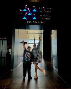 Haruna Kondo Instagram - ※
ねぇ！ちょっと聞いて！
TOKYONODEさんでやってる
Perfume Disco-Graphy 25年の軌跡と奇跡
行ってきたんよ！！！
そしたらね、中にね、本人いた笑
あ〜ちゃんいた笑
さすがに本人誘って行けないよなぁって、ひとりで
行ったら、中にいた笑
日程も時間も様々あるのに、すごくない？
プチ奇跡起きてたよ笑
と、いうわけで、生解説聞きながらまわれました！最高！
Perfumeが一緒にまわってるみたいなVOICEツアーって
イヤホン貸してくれるから、みなさん、それ、おすすめ！
展示はまぁじで楽しかったし、感動したし、感慨深かったし、すげー！！！！！！！てなります。
早く生のライブを観たくなりました。
いろいろ言いたいけど、これから行く方、お楽しみに☻

そのまま一緒にコラボスウィーツ食べました！
まじでまじで、美味よ！Perfumeの試食は間違いないわ。
全部おすすめだけど、チーズケーキはまじ食べた方がいい。
まじで。

新しいアルバムも楽しみっすな〜！
また行こーっと。

#先に言っとく
#レーザー操ってる時
#サモハンキンポーじゃねーよ