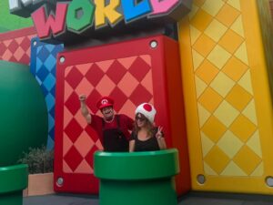 Harvey Guillén Instagram - Thanks so much @unistudios .. we had a great time celebrating my nieces bday!!! 🎂 🍄