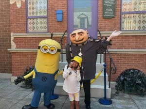 Harvey Guillén Instagram - Thanks so much @unistudios .. we had a great time celebrating my nieces bday!!! 🎂 🍄