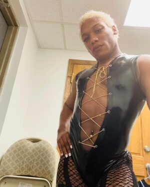 Hassan Aziz Instagram - The queen 👑 is in the motherf*cking building. That’s right.. pick your jaw up. 🙃 #queenshit #theone #puttinginwork