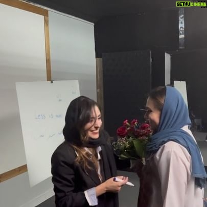Hasti Mahdavifar - 26K Likes - وقتی هنرجوها نمیخوان درس رو یاد بگیرن...
سکوت هم که کلا براشون معنایی نداره .
هر کاری دلشون بخواد میکنن...
خب در واقع از یه مشت نخبه ی دیوانه هم نمیشه انتظار بیشتری داشت.
قرار بود این کارگاه بازیگری باشه.نمیدونم چه جوری به جانورشناسی و موسیقی شناسی ختم شد...🫠
یعنی این اساتید خودشون یه سور زدن به من در بازیگری.
الان متوجه شدم من تا الان اشتباهی بازیگر بودم .بازیگرای واقعی اینا هستن.
خلاصه که هرچی من برای اینا علمی ریسه کرده بودم،آخرش خیلی علمی زدن پنبه اش کردن.😵💫
.
معرفی میکنم : با استعدادترین و باهوش ترین افرادی که الان تو زندگیم دیدم 👆🏻
@mashghehonar_academy
پ•ن ۱: فروید اگه دستم بهت برسه...😡
پ.ن ۲ : خدا بهم رحم کرد ۴،۵ نفرشون غایب بودن تو این جلسه،وگرنه همین چند تا جمله هم نمیتونستم دیگه بنویسم...
موقعیت کنونی من : در حال پیدا کردن دکمه ی ریست فکتوریه مغزم...😵💫