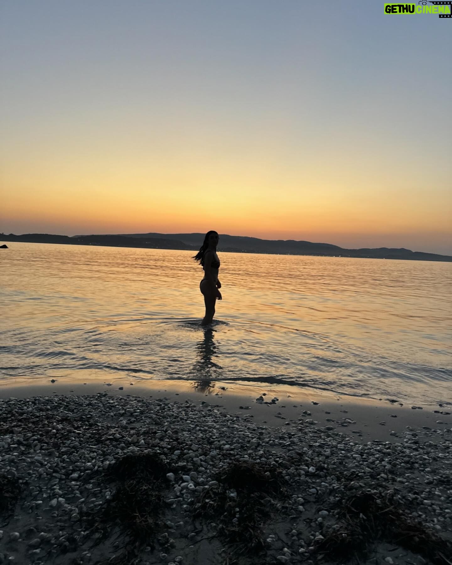 Hazar Ergüçlü - 77.7K Likes - 🌊🌊🌊🌊🌊🌊🌊