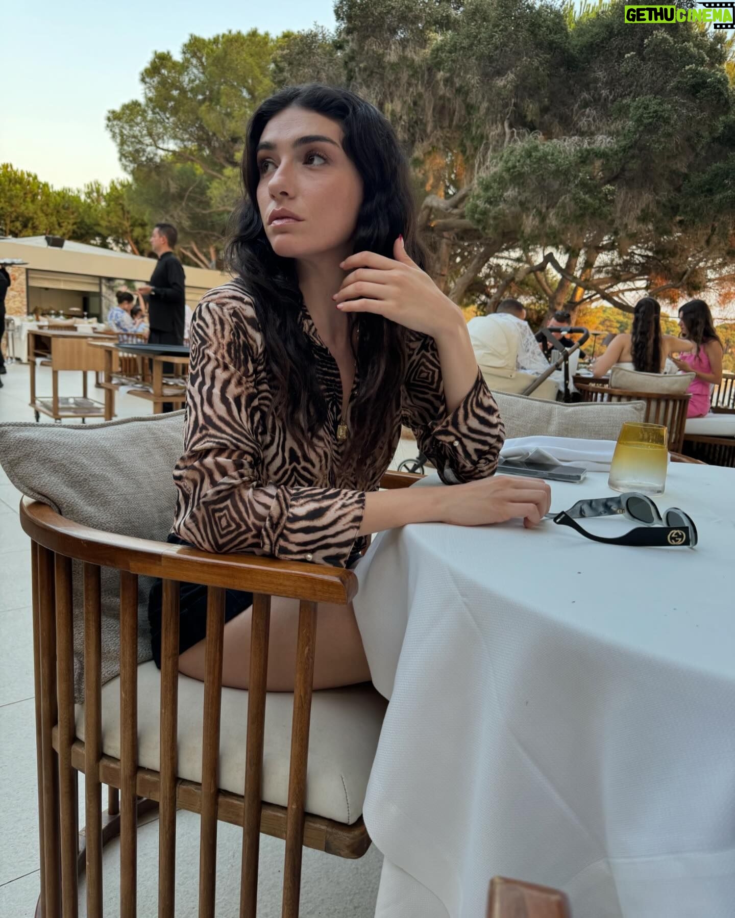 Hazar Ergüçlü - 64.4K Likes - 🌞