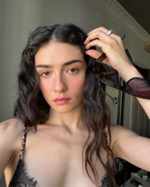 Hazar Ergüçlü Instagram - 🦚