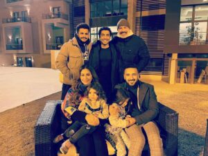 Hazem Samir Instagram - وانتهت الحكايه #اعمل_نفسك_ميت
عمل اتشرفت بوجودي فيه جدا
شكرا الكاتب الكبير استاذ عمرو محمود ياسين (كان نفسي اشتغل مع حضرتك من زمان)
شكرا استاذ محمد الخبيري المخرج الكبير على ثقتك فيا استمتعت جدا بالشغل مع حضرتك
شكرا المنتج استاذ احمد عبد العاطي
شكرا استاذ هيثم ناصر مدير التصوير الشغل معاك ممتع جدا
شكرا لكل طاقم العمل من اخراج، تصوير، انتاج، صوت، ديكور، خدمات،.....
الناس دي كلها بتشتغل ساعات طويله جدا و تحت ضغط علشان تقدر تطلع العمل الكبير والناجح ده للجمهور بالشكل ده.
اتشرفت بالعمل معاكم كلكم و ربنا دايما يكتبلكم النجاح والتوفيق علي مجهودك و شطارتكم.
شكرا لزمايلي اللي كنت سعيد بكل لحظه قضيتها معاكم 🥰

#اعمل_نفسك_ميت  الحكايه السابعه من حكايات الموسم الرابع #نصيبي_وقسمتك  اتمني تكون عجبتكم 🥰 
تاليف: ا.  عمرو ياسين
انتاج: ا. احمد عبد العاطي
مدير تصوير: ا. هيثم ناصر
اخراج: ا. محمد الخبيري