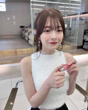 Hazuki Kimura Instagram - 舞台に合わせてカラーとトリートメントしてもらった時の📸✋

.
.
舞台『けむりの肌に』4/16まで
渋谷のシブゲキでやってます🙋‍♀️是非見に来てね🚬

#ヘアカラー
#ポニーテール
#へああれんじ 
#けむりの肌に 
#キ上の空論