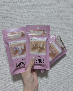 Hazuki Kimura Instagram - AVENUE 新作カラーで自宅ネイルしてみました💅
.
.
.
私のイチオシはピュアロータス🪄︎︎◝✩
大理石みたいな柄もあり流行りのチークネイルっぽさもだせて上品な手元にしてくれます
シールなのでいつでも剥せるのもありがたい.ᐟ‪‪‪.ᐟ‪‪‪
夏に向けてフットネイルも発売されたので是非チェックしてみてね！

#beautyavenue
#ビューティーアベニュー
#セルフネイル
#ジェルネイルシール
#pr