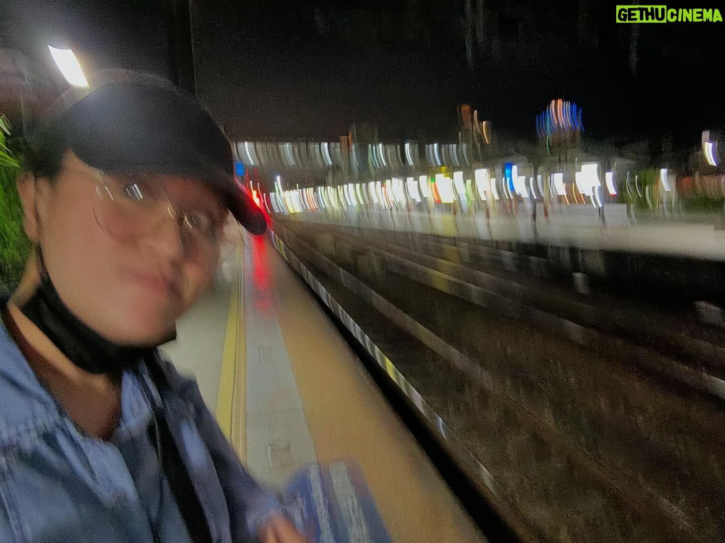 Heaven Hai - 2.6K Likes - 颱風!
明天不用上班上課⋯
所以也不能拍戲!
那再坐火車回家照顧一家大小囉!
風大雨大!
安全第一!
只是⋯想說為了上鏡餓了幾天,
回家想嗑一碗泡麵🥰