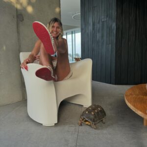 Heidi Klum Instagram - He loved my feet . Must have been my red ❤️ pedicure 😘🐢