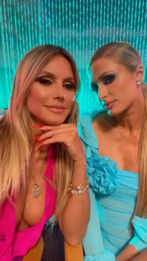 Heidi Klum Instagram - With the one and only @parishilton 
#badbitchacademy 💗🩵