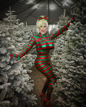 Heidi N Closet Instagram - Merry Christmas from The Three Stooges 

Thank you @chris_mcmxci for the Christmas shoot

#treeshopping #welovetrees #tour #xmas #sissythatlot #modelsmodelling #chrissymissys