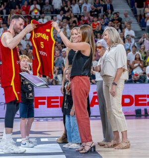 Helen Lindes Instagram - ¡¡¡20 años desde que debutaste en la selección!!! Un 23 de julio de 2004… y estás de camino a tus sextos Juegos Olímpicos! Qué homenaje tan bonito y merecido recibiste anoche, arropado, no solo por tu familia de sangre sino por tu “otra familia” y toda su afición en tu último partido en España. Enhorabuena @rudy5fernandez ❤️