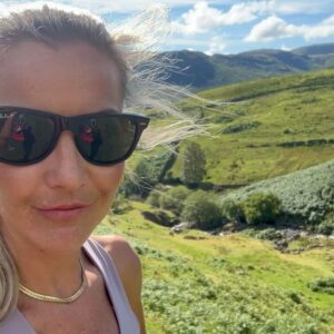 Helen Skelton Instagram - Feel free to stick around ☀️🕶️
🌲🗻🏃‍♀️🌊🏊
#summer #freshair #outdoors #lakes #fells #nationalpark #walks