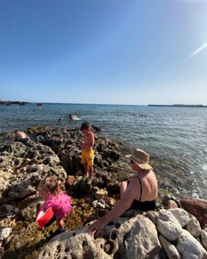 Helen Skelton Instagram - 🌊☀️⛱️ 
Deciding to forget what time it is. 
#summer #downtime #hoidays #grateful