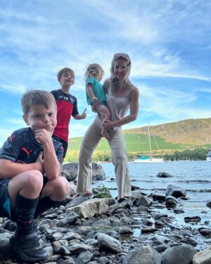 Helen Skelton Instagram - Grateful for presence of some pretty special people, older you get it becomes less about the presents. Obviously the two year old hit the 7 year old with a stone and he got an egg on his head but that’s a given 😜Still enjoyed the champers though😜❤️🎉🥳🎂 
#birthday #milestones #memories #grateful