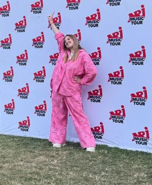 Héléna Bailly Instagram - Merci NRJ Music Tour pour le premier plus grand concert de ma life 🫶🏻
Et merci Toulouse d’avoir si bien accueilli Summer Body 🦞🩷

 @nrjtoulouseoff