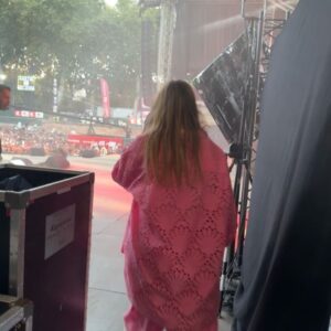 Héléna Bailly Instagram - Merci NRJ Music Tour pour le premier plus grand concert de ma life 🫶🏻
Et merci Toulouse d’avoir si bien accueilli Summer Body 🦞🩷

 @nrjtoulouseoff
