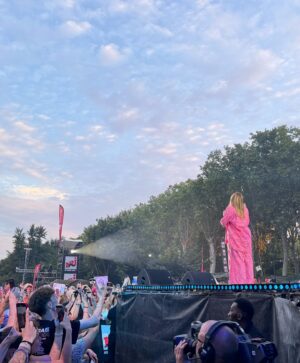 Héléna Bailly Instagram - Merci NRJ Music Tour pour le premier plus grand concert de ma life 🫶🏻
Et merci Toulouse d’avoir si bien accueilli Summer Body 🦞🩷

 @nrjtoulouseoff