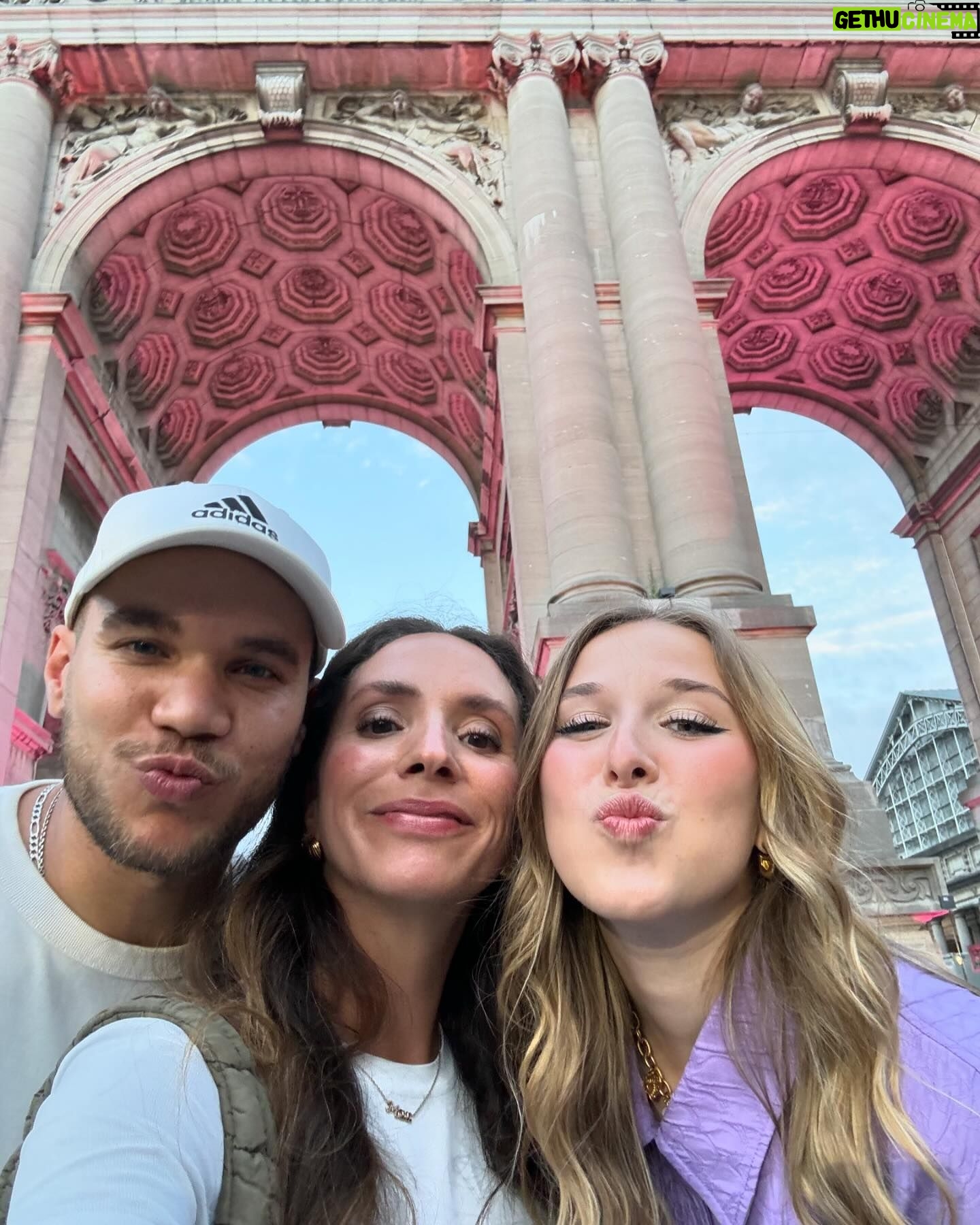 Héléna Bailly - 116.1K Likes - Dump of july ✨
1. Mon merch d’amour
2. Stressful 🫣
3. Même âge mêmes goûts vestimentaires ;)
4. Balances du Nrj Music Tour
5. En préparation…
6. @elvin.galland @yahima_kng
7. Marraine est trop marrante !
8. Bus vs reality
9. 21 juillet 🤍
10. 🤫