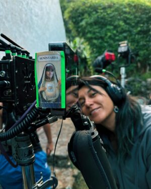 Helena Caldeira Instagram - Resumo muito resumido das filmagens na Ilha Mágica. ( porque o IG só deixa postar 10 fotos e eu ainda não aderi aos reels - porque sou meio ciberfóbica )
Uma maratona de quase dois meses a percorrer São Miguel de uma ponta à outra, ora de dia, ora de noite. Com as vizinhas vaquinhas sempre a espreitar pelos prados e as vezes pelas estradas. Também elas fizeram parte, mas também muit_s açoren_s, dentro e fora do set. 
Obrigada a tod_s! 

Foi rija a festa pá !

@netflixpt 
@ukbarfilmes 

#rabodepeixe #turnofthetide #azores #shooting #series #netflix