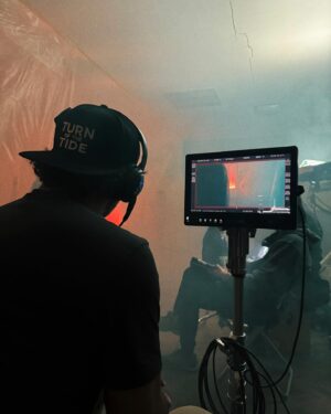 Helena Caldeira Instagram - Resumo muito resumido das filmagens na Ilha Mágica. ( porque o IG só deixa postar 10 fotos e eu ainda não aderi aos reels - porque sou meio ciberfóbica )
Uma maratona de quase dois meses a percorrer São Miguel de uma ponta à outra, ora de dia, ora de noite. Com as vizinhas vaquinhas sempre a espreitar pelos prados e as vezes pelas estradas. Também elas fizeram parte, mas também muit_s açoren_s, dentro e fora do set. 
Obrigada a tod_s! 

Foi rija a festa pá !

@netflixpt 
@ukbarfilmes 

#rabodepeixe #turnofthetide #azores #shooting #series #netflix