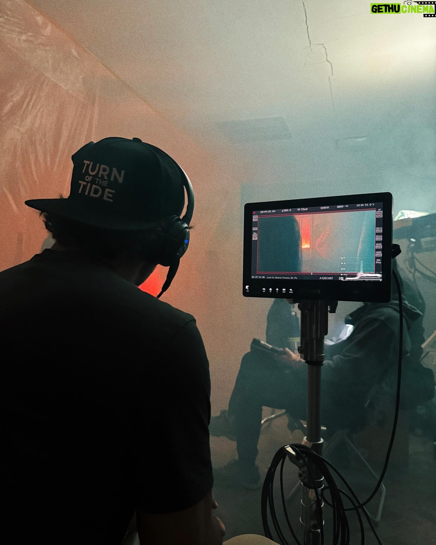 Helena Caldeira - 4.3K Likes - Resumo muito resumido das filmagens na Ilha Mágica. ( porque o IG só deixa postar 10 fotos e eu ainda não aderi aos reels - porque sou meio ciberfóbica )
Uma maratona de quase dois meses a percorrer São Miguel de uma ponta à outra, ora de dia, ora de noite. Com as vizinhas vaquinhas sempre a espreitar pelos prados e as vezes pelas estradas. Também elas fizeram parte, mas também muit_s açoren_s, dentro e fora do set.
Obrigada a tod_s!
Foi rija a festa pá !
@netflixpt
@ukbarfilmes
#rabodepeixe #turnofthetide #azores #shooting #series #netflix