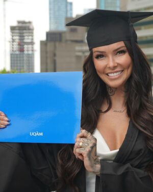 Hélène Boudreau Instagram - The yearbook girl « la fille de l’uqam » mascotte de l’uqam depuis 2021. Remises des diplômes juin 2023 👩🏻‍🎓 enfin je peux me venter que j’ai un bac et l’afficher sur mon mur fièrement. Proud of me de ne jamais avoir lâché même si j’ai été kick out de l’uqam deux fois, même si j’ai coulé des cours, même si j’ai reçu de nombreuses menaces concernant mon parcours, même si j’ai coulé pleins de cours du au stress, même si j’ai été poursuivi devant juge par mon université pendant que j’étais leur étudiante, même si je déteste l’école, même si j’étais pauvres et j’ai dû faire mon métier pour y arriver, même si mon bac m’a pris 6 ans au lieu de 3 ans. Mes chers followers ceci est la preuve en personne que la détermination est plus fort que tout. Si j’ai été capable vous le serez.