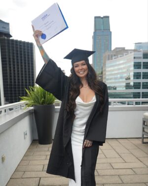 Hélène Boudreau Instagram - The yearbook girl « la fille de l’uqam » mascotte de l’uqam depuis 2021. Remises des diplômes juin 2023 👩🏻‍🎓 enfin je peux me venter que j’ai un bac et l’afficher sur mon mur fièrement. Proud of me de ne jamais avoir lâché même si j’ai été kick out de l’uqam deux fois, même si j’ai coulé des cours, même si j’ai reçu de nombreuses menaces concernant mon parcours, même si j’ai coulé pleins de cours du au stress, même si j’ai été poursuivi devant juge par mon université pendant que j’étais leur étudiante, même si je déteste l’école, même si j’étais pauvres et j’ai dû faire mon métier pour y arriver, même si mon bac m’a pris 6 ans au lieu de 3 ans. Mes chers followers ceci est la preuve en personne que la détermination est plus fort que tout. Si j’ai été capable vous le serez.