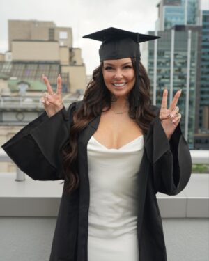 Hélène Boudreau Instagram - The yearbook girl « la fille de l’uqam » mascotte de l’uqam depuis 2021. Remises des diplômes juin 2023 👩🏻‍🎓 enfin je peux me venter que j’ai un bac et l’afficher sur mon mur fièrement. Proud of me de ne jamais avoir lâché même si j’ai été kick out de l’uqam deux fois, même si j’ai coulé des cours, même si j’ai reçu de nombreuses menaces concernant mon parcours, même si j’ai coulé pleins de cours du au stress, même si j’ai été poursuivi devant juge par mon université pendant que j’étais leur étudiante, même si je déteste l’école, même si j’étais pauvres et j’ai dû faire mon métier pour y arriver, même si mon bac m’a pris 6 ans au lieu de 3 ans. Mes chers followers ceci est la preuve en personne que la détermination est plus fort que tout. Si j’ai été capable vous le serez.