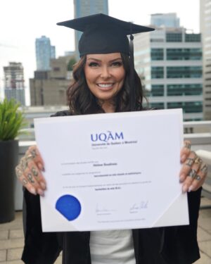 Hélène Boudreau Instagram - The yearbook girl « la fille de l’uqam » mascotte de l’uqam depuis 2021. Remises des diplômes juin 2023 👩🏻‍🎓 enfin je peux me venter que j’ai un bac et l’afficher sur mon mur fièrement. Proud of me de ne jamais avoir lâché même si j’ai été kick out de l’uqam deux fois, même si j’ai coulé des cours, même si j’ai reçu de nombreuses menaces concernant mon parcours, même si j’ai coulé pleins de cours du au stress, même si j’ai été poursuivi devant juge par mon université pendant que j’étais leur étudiante, même si je déteste l’école, même si j’étais pauvres et j’ai dû faire mon métier pour y arriver, même si mon bac m’a pris 6 ans au lieu de 3 ans. Mes chers followers ceci est la preuve en personne que la détermination est plus fort que tout. Si j’ai été capable vous le serez.