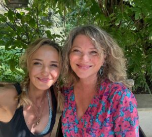 Hélène de Fougerolles Instagram - Visite de ma copine et voisine @cecile_bois ☀️☀️💖☀️☀️☺️