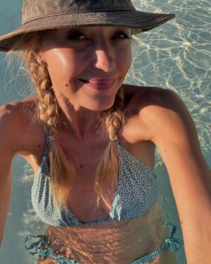 Hélène de Fougerolles Instagram - Home!🙏🏻☀️☀️☀️paradis!🐠🪼☀️🥰