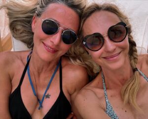 Hélène de Fougerolles Instagram - #chill #sunnyday #sisterlove❤️ 
@isalouregen ☀️🫶🏻