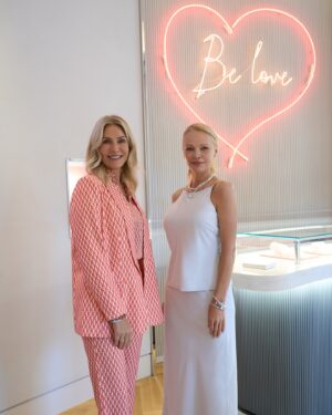 Helle Thorning-Schmidt Instagram - What a great day! Learning more about the fab Danish brand @theofficialpandora and visiting their flagship store and headquarters. Icing on the cake was of course to meet and chat with the amazing , one and only @pamelaanderson 🥰🥰